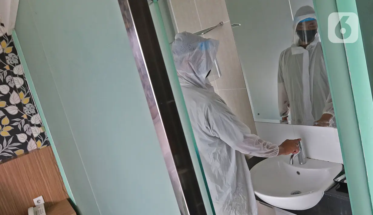 Pekerja menyemprotkan disinfektan di kamar hotel The Green Hotel di Bekasi, Jawa Barat, Kamis (24/9/2020). Dengan menyediakan total 90 kamar di dua lantai hotel ini diharapkan dapat membantu pemerintah dalam mengantisipasi lonjakan pasien Covid-19. (Liputan6.com/Herman Zakharia)