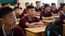 Para siswa belajar di kelas di Sekolah Menengah Daowu di Kota Liuyang di Changsha, ibu kota Provinsi Hunan, China, 31 Agustus 2020. Sekolah dasar dan menengah di Changsha memulai semester baru dengan menerapkan kebijakan pengendalian dan pencegahan COVID-19 yang ketat. (Xinhua/Chen Sihan)