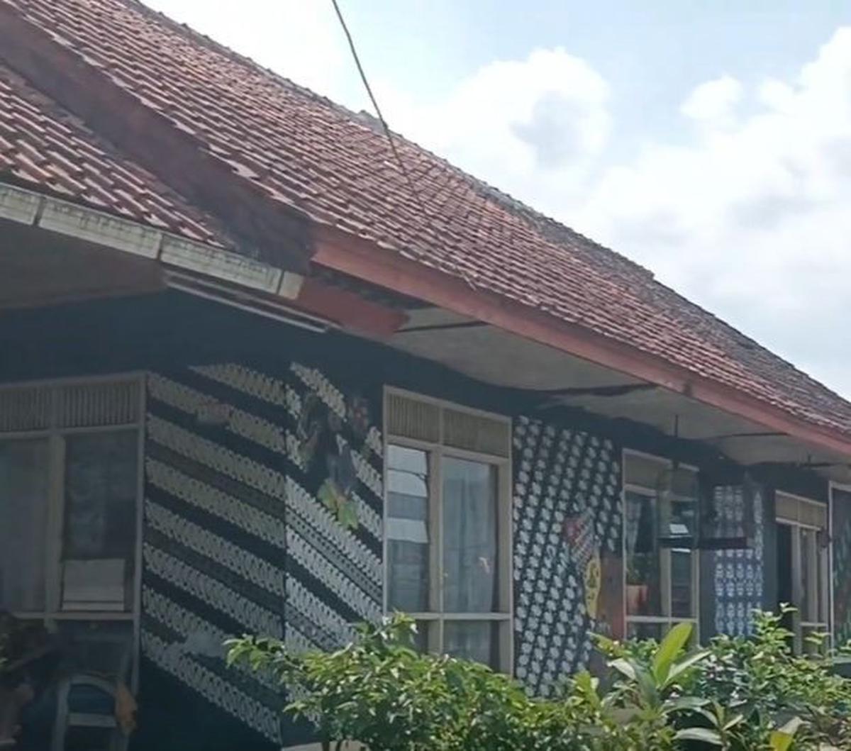 "Tujuan membantik ada nilai ekonomisnya bisa dijual di kampung bantik dan menjadi Desa Wisata sehingga berkunjung disuguhkan dengan pakaian-pakaian batik yang dijual belinya alakadarnya mereka menjual di halaman-halaman rumah," dia menambahkan.<br>