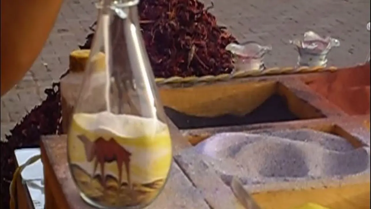 [Bintang] Pakai Pasir Warna-warni, Pria Ini Melukis di Dalam Botol!