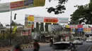 Kendaraan melintas di bawah spanduk iklan penjualan properti yang menghiasi kawasan Cibubur, Jakarta, Minggu (26/8). Tingginya kebutuhan akan hunian menyebabkan banyak pengembang memasang iklan tanpa memerhatikan estetika. (Liputan6.com/Immnuel Antonius)