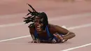 Sprinter Amerika Serikat, English Gardner frustasi setelah gagal melewati garis finish akibat cedera saat berlaga dalam semifinal 100 meter putri Kejuaraan Atletik Dunia di Doha, Qatar, Minggu (29/9/2019). Peraih medali emas olimpiade tersebut mengalami cedera hamstring. (AP Photo/Petr David Josek)