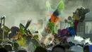 Orang-orang berjalan di tengah gerbong selama Karnaval Hitam Putih di Pasto, Kolombia (6/1/2022). Karnaval Hitam dan Putih merupakan perayaan terbesar di di wilayah barat daya negara itu. (AFP/Joaqin Sarmiento)