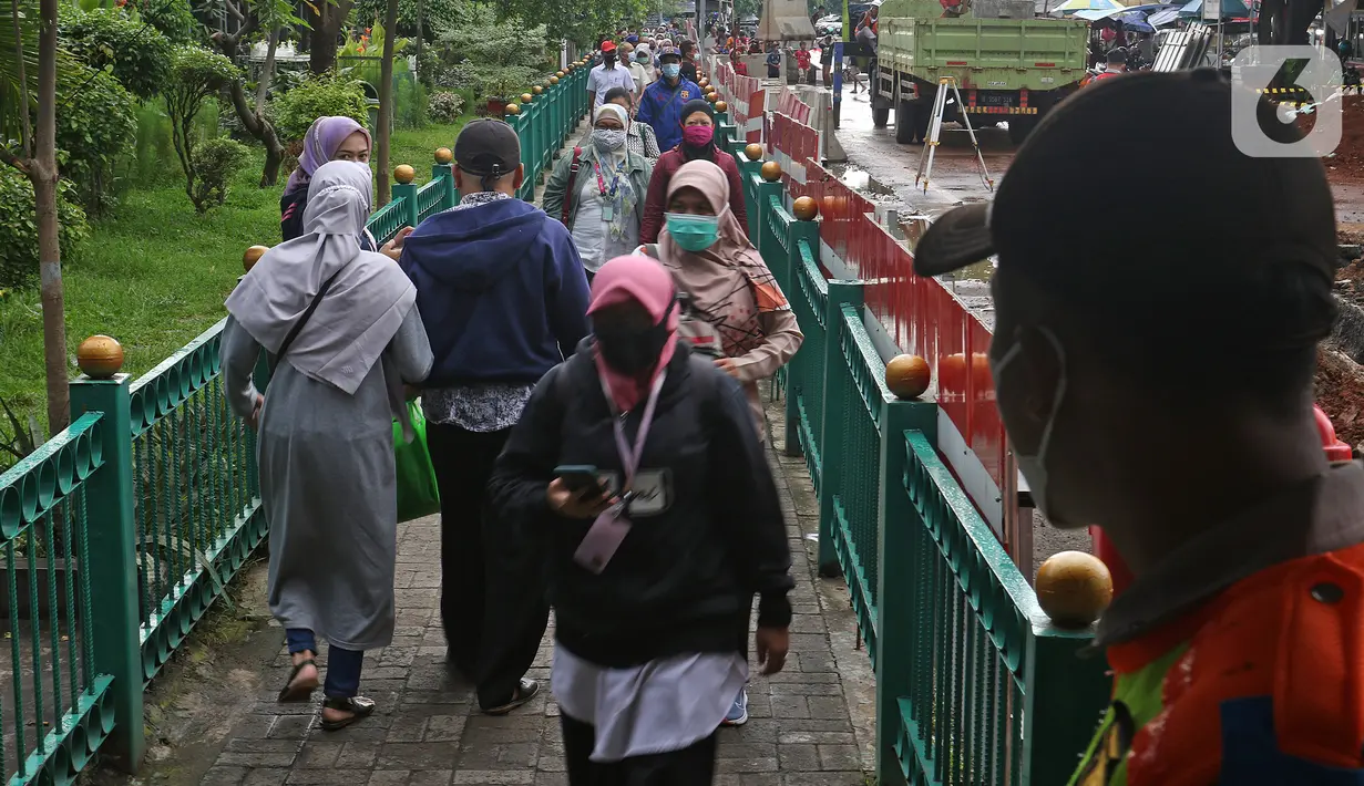 Suasana calon penumpang saat tes antigen dilakukan di Stasiun Manggarai, Jakarta, Senin (21/6/2021). Tes antigen dilakukan di sejumlah stasiun seperti Bekasi, Bogor, Cikarang, Tangerang, Manggarai, dan Tanah Abang. (Liputan6.com/Herman Zakharia)