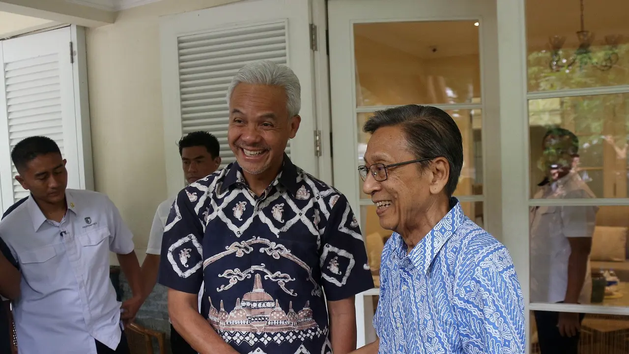 Calon presiden Ganjar Pranowo bertemu dengan Wakil Presiden ke-11 RI Boediono di kediamannya di Jalan Jambu nomor 11, Menteng, Jakarta Pusat, Jumat (24/11/2023).