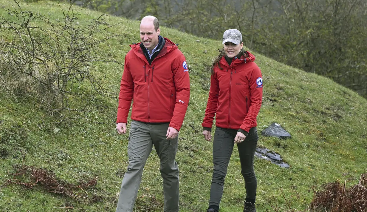 Pangeran William dan Kate mengunjungi Wales untuk merayakan ulang tahun ke-60 Penyelamatan Gunung Beacon Tengah dan untuk bertemu dengan anggota masyarakat setempat. (Matthew Horwood/Pool Photo via AP)