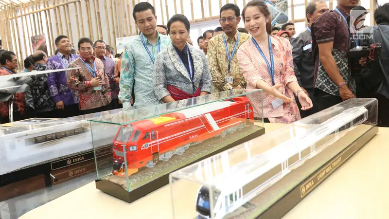 Menteri BUMN dan Kepala Bekraf Tinjau Pameran Produk UMKM di IMF-WB 2018