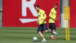 Pemain Barcelona FC, Lionel Messi, saat mengikuti sesi latihan di Ciutat Esportiva Joan Gamper, Sant Joan Despi, Senin (18/5/2020). Barcelona terus matangkan latihan jelang kembali bergulirnya kompetisi La Liga.(AFP/Handout/FC Barcelona/Miguel Ruiz)