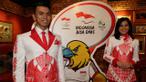 Model memakai seragam yang akan digunakan kontingen Indonesia untuk defile pada Olimpiade 2016 Rio de Janerio di Jakarta, Jumat (15/7/2016). (Bola.com/Vitalis Yogi Trisna)