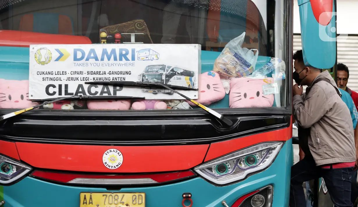 <p>Penumpang bersiap naik bus di area Terminal Bus Antar Kota Antar Provinsi (AKAP) Kampung Rambutan, Jakarta, Sabtu (30/4/2022). Hingga tiga hari jelang (H-3) Lebaran 2022, 1.191 orang pemudik tercatat meninggalkan Terminal Kampung Rambutan. (Liputan6.com/Helmi Fithriansyah) </p>