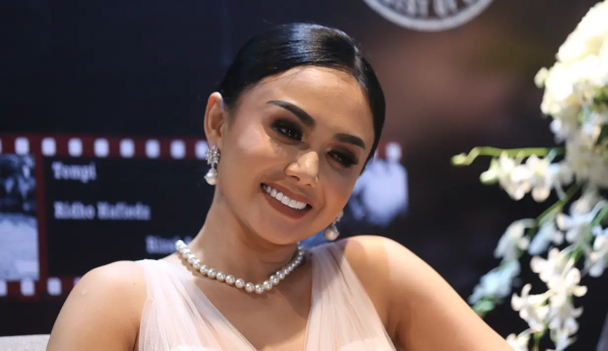 Banyak yang diungkap dalam buku biografinya. Yuni juga menceritakan kisah hidup dalam membina rumah tangga. Begitu juga dengan rutinitasnya saat bangun tidur, hingga mencuci piring. (Nurwahyunan/Bintang.com)