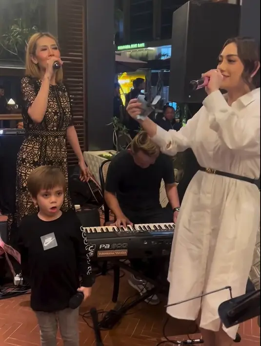 Aktris Jessica Iskandar yang membagikan momen tersebut pun dibuat kagum dengan kemampuan Koa dalam menyanyi. [Instagram/inijedar]