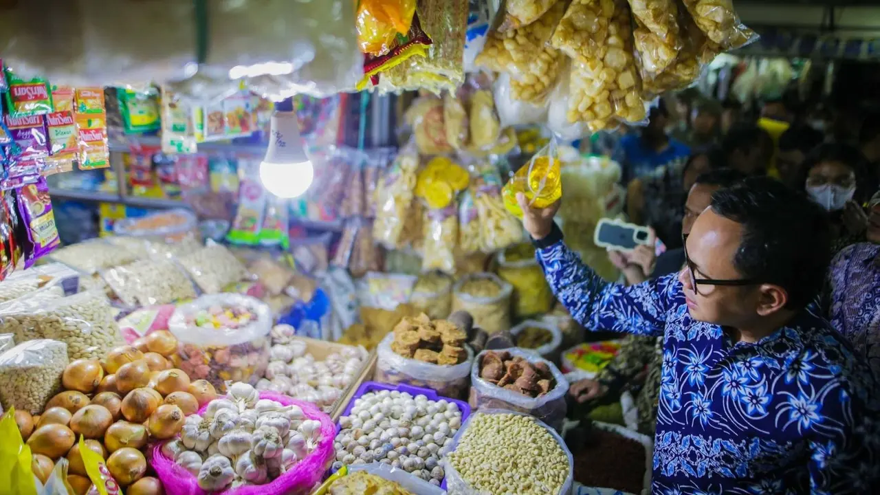 Wali Kota Bogor, Bima Arya melakukan inspeksi mendadak (sidak) untuk mengecek langsung ketersediaan minyakita di pasar tradisional, Jumat (10/2/2023).