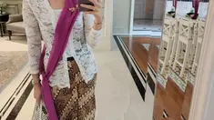 Kali ini, Dian Sastrowardoyo kembali mengenakan kebaya. Seperti biasa, ibu dua anak itu pun terlihat sangat cantik. (FOTO: instagram.com/therealdisastr/)
