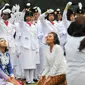 Aksi teatrikal oleh purna Paskibraka Nasional 2017 di PPPON Cibubur, Jakarta Timur, Rabu (23/8). Sebanyak 3000 purna paskibraka dari seluruh Indonesia hadir dalam acara apel kebangsaan tersebut. (Liputan6.com/Yoppy Renato)