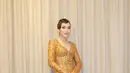 Gala look Ayu Ting Ting yang satu ini juga tak boleh dilewatkan. Sebuah dress emas lengan panjang penuh payet berkilauan ini membalut tubuh Ayu dengan amat baik, dipadu gaya rambut dan makeup bernuansa serasi. [Foto: Instagram/ayutingting92]