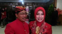 Bupati Cirebon Sunjaya Purwadisasatra bersama sang istri. (Liputan6.com/Panji Prayitno)
