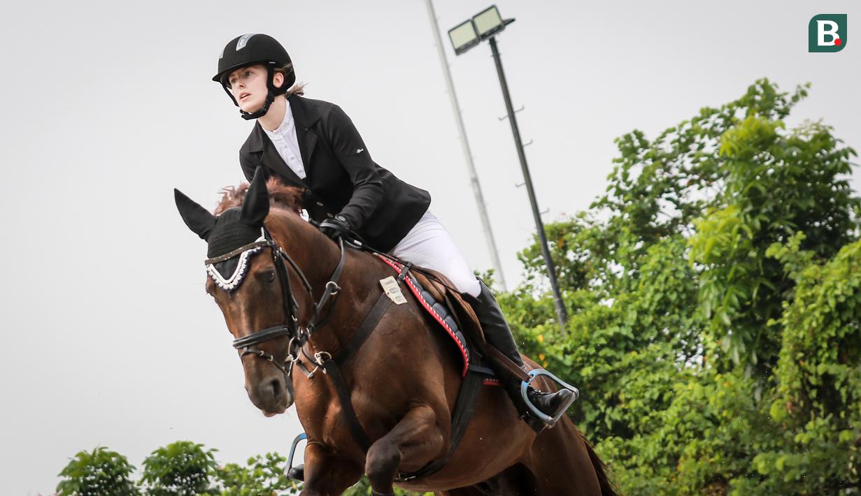 Atlet berkuda tim Equinara Horse Sports, Clarice Campbell beraksi pada nomor Show Jumping 50-70 cm saat ajang Solidarity Equestrian Challange 2022 yang berlangsung di Jakarta International Equestrian Park, Jakarta Timur, Minggu (30/01/2022). (Bola.com/Bagaskara Lazuardi)