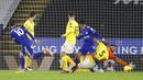 Pemain Leicester City James Maddison (kiri) mencetak gol ke gawang Brighton pada pertandingan Liga Premier Inggris di Stadion King Power, Leicester, Inggris, Minggu (13/12/2020). Leicester City menang 3-0. (Carl Recine/Pool via AP)