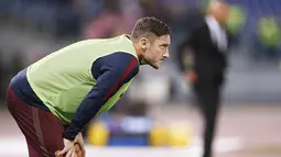 Kapten AS Roma, Francesco Totti saat melakukan pemanasan saat melawan Palermo pada lanjutan Serie A di Olimpico stadium, Roma, Senin (24/10/2016) dini hari WIB. (EPA/Riccardo Antimiani)