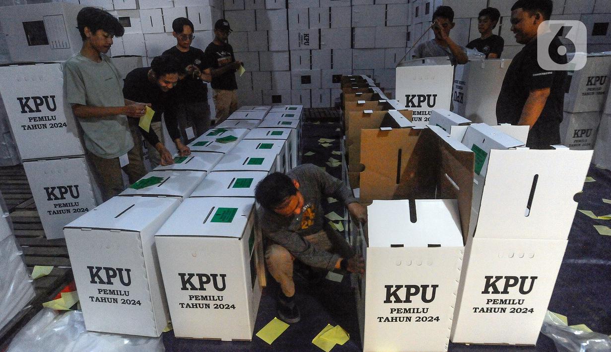 <p>Pekerja melakukan pengisian logistik ke dalam kotak suara di Gudang Logistik Pemilu 2024 Kota Tangerang Selatan, Serpong, Kota Tangerang Selatan, Banten, Kamis (11/1/2024). KPU Kota Tangerang Selatan mulai mencicil dengan memasukkan kelengkapan logistik Pemilu ke dalam kotak suara. (merdeka.com/Arie Basuki)</p>