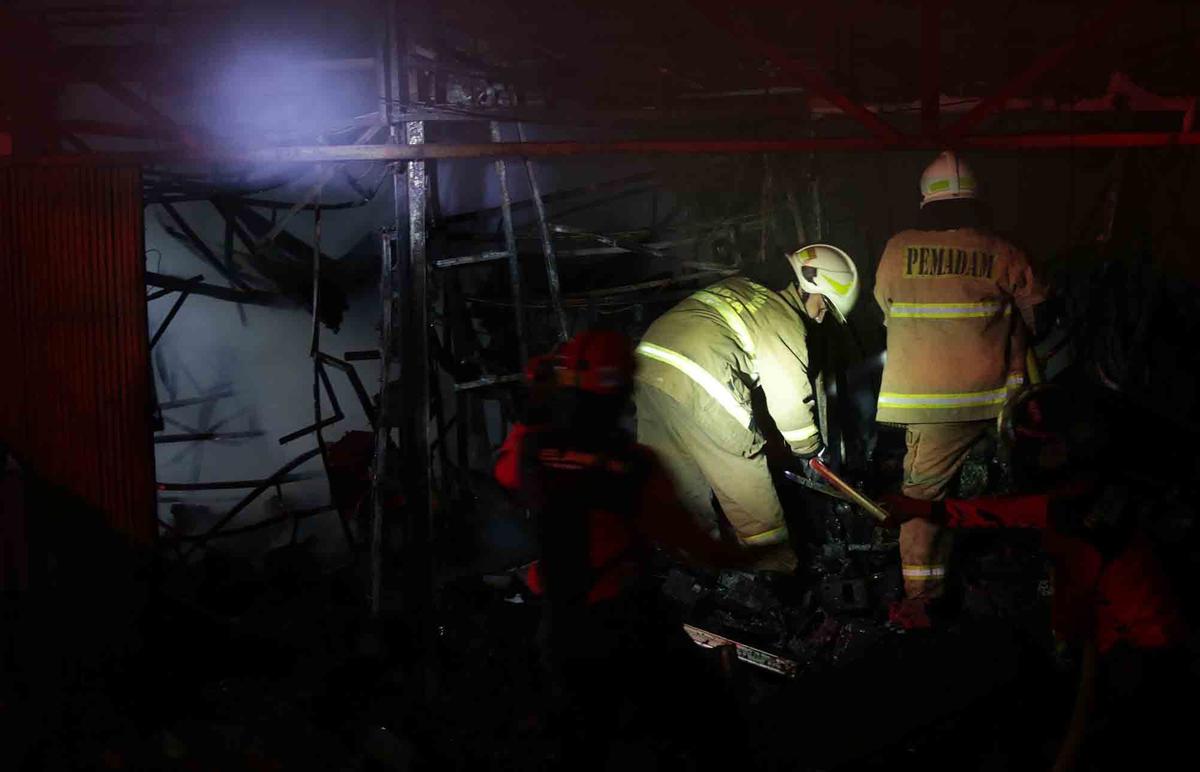 FOTO: Api Lahap Pasar Taman Puring, 500 Kios Hangus Terbakar