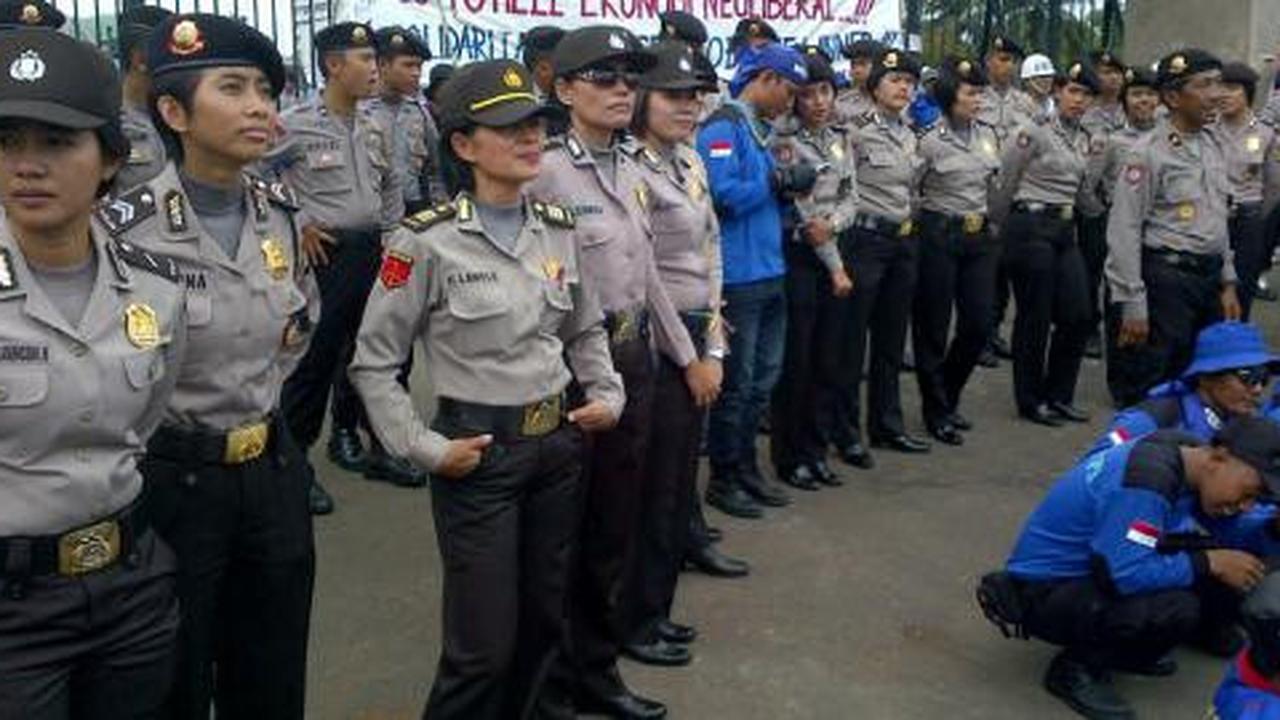 Demo mulai ricuh, polwan cantik ditarik ke dalam DPR