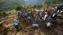 Tim SAR dibantu warga mencari korban selamat yang tertimbun bangunan pasca longsor di Desa Lumle, Nepal (30/7/2015). Tanah longsor yang dipicu hujan deras tersebut menewaskan sedikitnya 30 orang dan menghacurkan puluhan rumah. (REUTERS/Navesh Chitrakar)