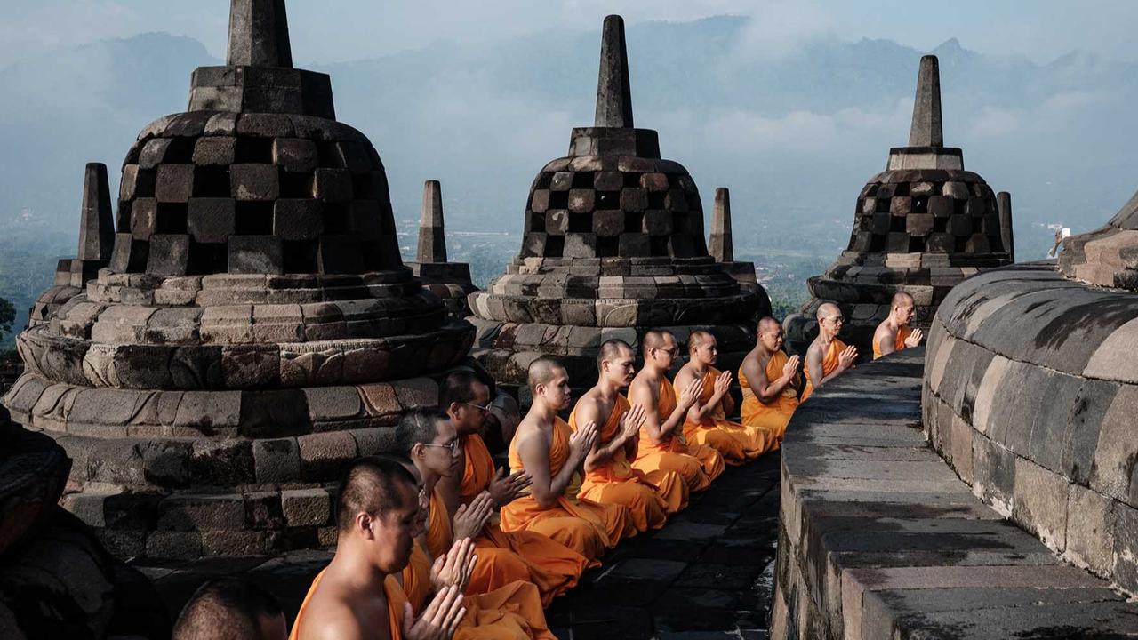 FOTO: Khidmat Puja Bakti Doa Para Biksu di Candi Borobudur