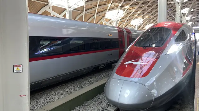 Jokowi meresmikan Whoosh, kereta cepat Jakarta-Bandung.