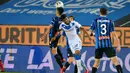 Penyerang Brescia, Florian Aye berebut bola udara dengan bek Atalanta, Boško Šutalo pada pertandingan lanjutan Liga Serie A Italia di Stadion Gewiss di Bergamo, Italia (14/7/2020).  Atalanta naik ke peringkat dua klasemen sementara Liga Italia dengan 70 poin. (Gianluca Checchi/LaPresse via AP)