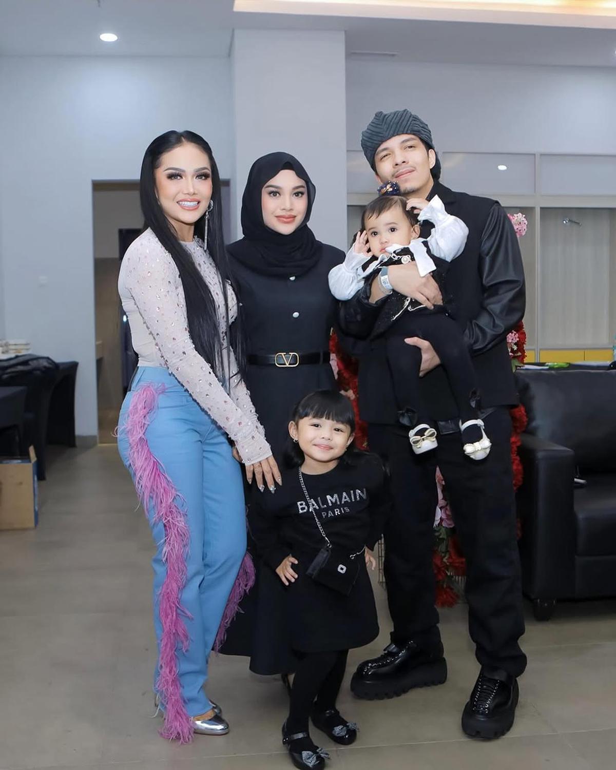 Potret Krisdayanti Dapat Dukungan Keluarga Tercinta Sebelum Konser Super Diva