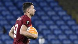 Striker AS Roma, Edin Dzeko melakukan selebrasi usai mencetak gol pertama timnya ke gawang Manchester United dalam laga leg kedua semifinal Liga Europa 2020/2021 di Olimpico Stadium, Roma, Kamis (6/5/2021). AS Roma menang 3-2 atas Manchester United. (AFP/Filippo Monteforte)