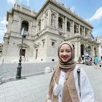 Mulai dari Kesha Ratuliu hingga Nathalie Holscher, berikut inspirasi model hijab yang cocok untuk wajah bulat. (Instagram/gitasav).