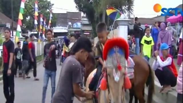 Warga Sumedang, Jawa Barat, memilih menunggu waktu berbuka puasa atau ngabuburit sambil naik kuda di Alun-Alun Sumedang.