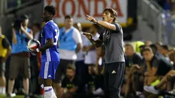 Pelatih Chelsea, Antonio Conte memberikan arahan kepada pemainnya saat melawan Liverpool pada laga pra musim International Champions Cup di Rose Bowl, Pasadena, California, (28/7/2016) pagi WIB. (Reuters/Mike Blake)