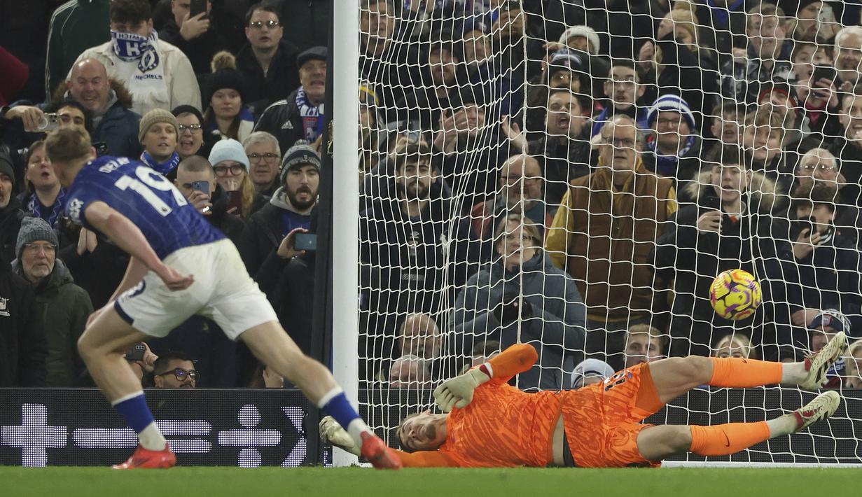 Kiper Chelsea, Filip Jörgensen (kanan) gagal menghalau bola tendangan penalti dari pemain Ipswich Town, Liam Delap pada laga lanjutan Liga Inggris 2024/2025 yang berlangsung di Portman Road, Ipswich, Inggris, Selasa (31/12/2024) dini hari WIB. (AP Photo/Richard Pelham)