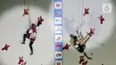 Atlet Panjat Tebing Putri China, Shengyan Wang (kanan) meluapkan kegembiraan usai menumbangkan pemanjat Indonesia di Kejuaraan Panjat Tebing Dunia IFSC 2022 di Jakarta, Sabtu (24/9/2022). Pada klasemen akhir, Shengyan Wang menempati posisi sebelas setelah terjatuh di Babak Final. (Liputan6.com/Helmi Fithriansyah)