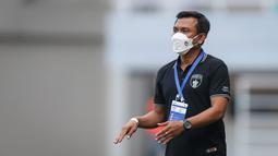 Widodo Cahyono Putro sukses membuat Persita Tangerang menjadi kuda hitam di BRI Liga 1 2021/2022. Berstatus promosi, Pendekar Cisadane mampu merepotkan tim-tim tradisi. Saat ini, Persita berhasil mengoleksi 25 poin dan bertengger di posisi ke-10. (Bola.com/Bagaskara Lazuardi)