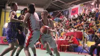 Pemain Merah Putih Samator, Isabelle Suryaman, saat melakukan lay up pada pertandingan menghadapi Merpati Bali, Jumat (1/12/2017). (Bola.com/Andhika Putra)