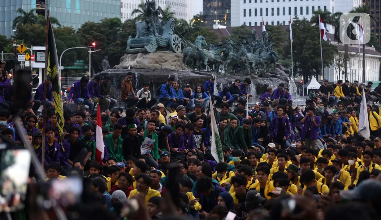 Mahasiswa membubarkan diri setelah tuntutan mereka diterima dan ditanda tangani Menteri Sekretaris Negara (Mensesneg) Prasetyo Hadi. (Liputan6.com/Helmi Fithriansyah)