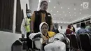 PPIH membantu salah seorang jemaah haji lansia dengan kursi roda saat tiba di Asrama Haji Pondok Gede, Jakarta, Rabu (29/8). (Merdeka.com/Iqbal S. Nugroho)