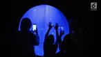 Pengunjung melihat ubur-ubur di Wahana Jellyfish Sphere di SeaWorld Ancol, Jakarta, Selasa (25/12). Sea World menjadi tempat wisata alternatif warga menghabiskan libur Natal 2018. (Liputan6.com/Faizal Fanani)
