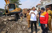 Warga Surabaya Buang Sampah Sembarangan Bakal Kena Sanksi 3 Hari Bersihkan Sungai