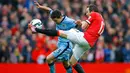 Gelandang Manchester City, Jesus Navas (kiri) berebut bola dengan gelandang Manchester United Daley Blind saat Laga Liga Premier Inggris di Old Trafford, Minggu (12/4/2015). Manchester United menang 4-2 atas City. (Reuters/Darren Staples)