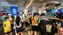 Suporter dari berbagai negara berburu jersey dan merchandise resmi di FIFA Store, MetLife Stadium, East Rutherford, New Jersey, Amerika Serikat, menjelang laga fase grup Prancis melawan Senegal pada Piala Dunia 2026. Kaus, syal, dan berbagai suvenir resmi menjadi incaran para penggemar. (KLY Sports/Hery Kurniawan)