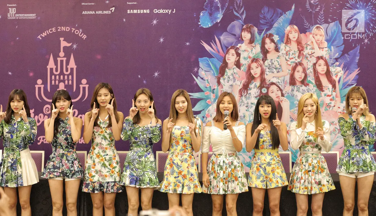 Personel TWICE, Mina, Momo, Tzuyu, Nayeon, Sana, Jihyo, Chaeyoung, Dahyun, Jeongyeon saat konferensi pers di Tangerang, Banten, Jumat (24/8). TWICE akan menggelar konser yang bertajuk TWICELAND ZONE 2: Fantasy Park. (Liputan6.com/Faizal Fanani)