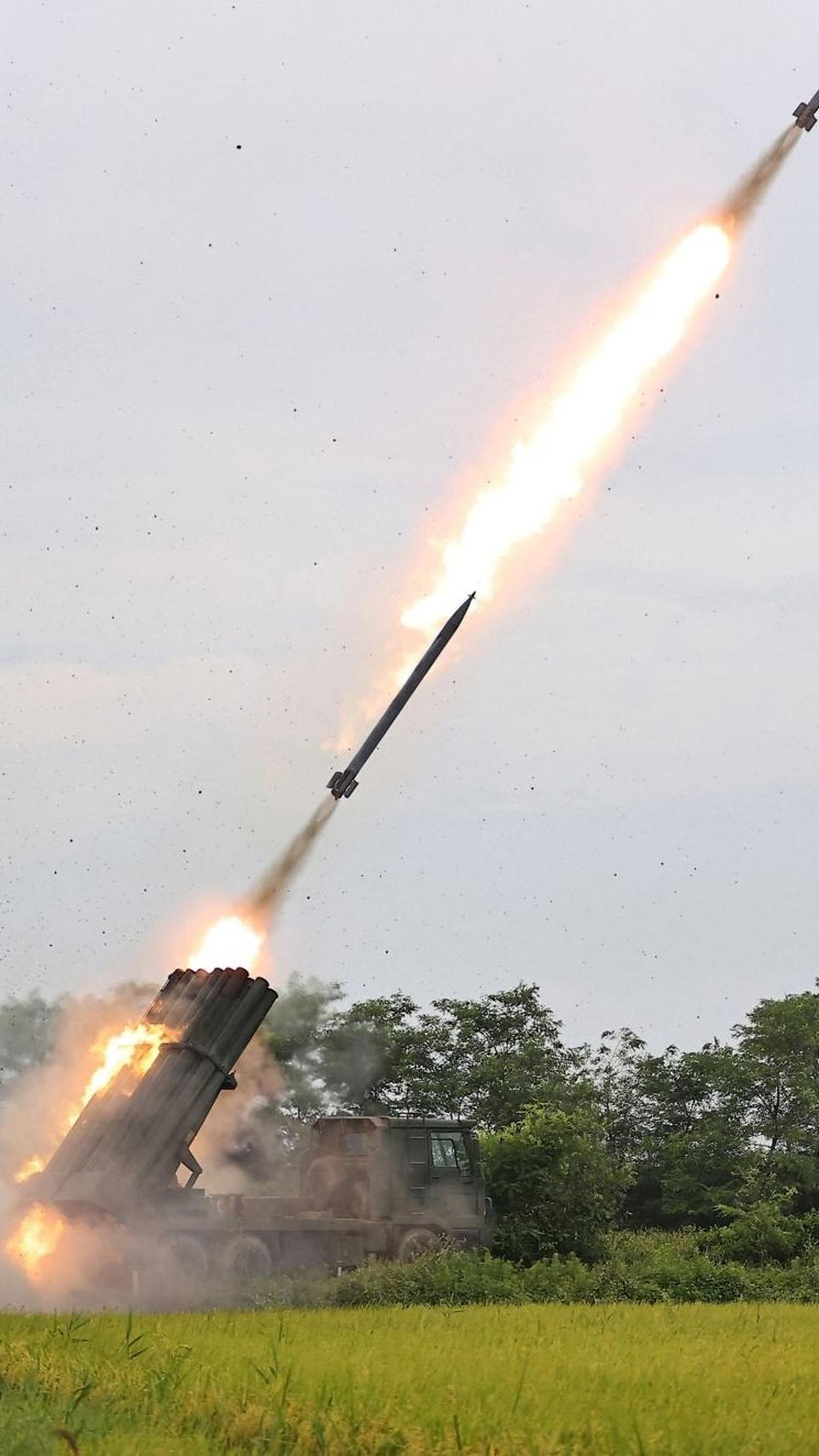 Selainnya itu, roket ini juga diklaim dapat menjangkau Seoul dan daerah sekitarnya jika ditargetkan. Foto: STR / KCNA VIA KNS / AFP