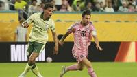 Pemain Inter Miami, Lionel Messi, mengontrol bola sambil dikejar pemain Palmeiras, Richard Rios, dalam laga Grup A Piala Dunia Antarklub di Miami Gardens, Florida, Selasa (24/6/2025). (AP Photo/Lynne Sladky)