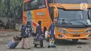 Calon pemudik menunggu kedatangan bus yang akan membawanya ke kampung halaman di Terminal Bayangan Pondok Pinang, Jakarta, Rabu (26/3/2025). (Liputan6.com/Angga Yuniar)